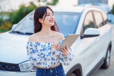 Akıllı telefon kullanan kadın taksi şoförü