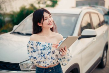 Akıllı telefon kullanan kadın taksi şoförü