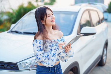 Akıllı telefon kullanan kadın taksi şoförü