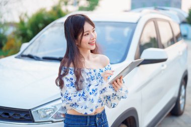 Akıllı telefon kullanan kadın taksi şoförü