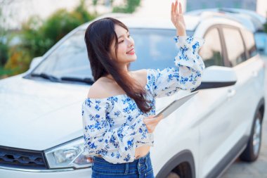 Akıllı telefon kullanan kadın taksi şoförü