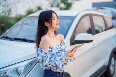 Akıllı telefon kullanan kadın taksi şoförü