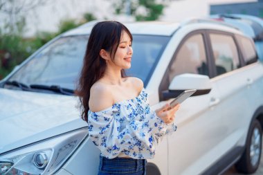 Akıllı telefon kullanan kadın taksi şoförü