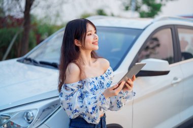 Akıllı telefon kullanan kadın taksi şoförü