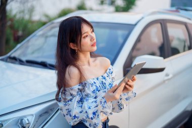 Akıllı telefon kullanan kadın taksi şoförü