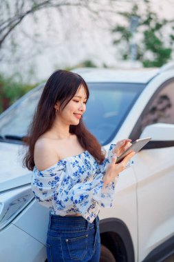 Akıllı telefon kullanan kadın taksi şoförü