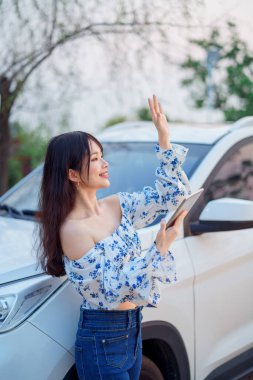 Akıllı telefon kullanan kadın taksi şoförü