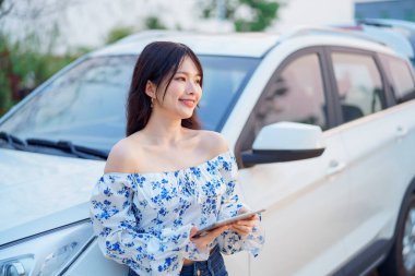 Akıllı telefon kullanan kadın taksi şoförü