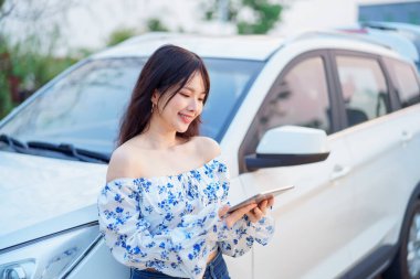 Akıllı telefon kullanan kadın taksi şoförü
