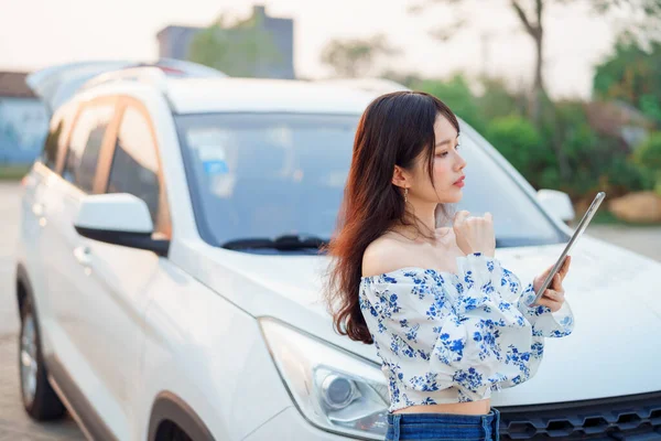 Akıllı telefon kullanan kadın taksi şoförü