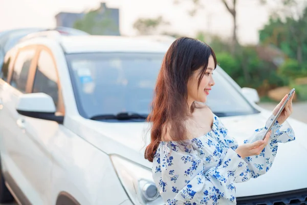 Akıllı telefon kullanan kadın taksi şoförü