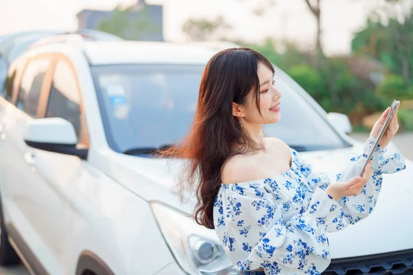 Akıllı telefon kullanan kadın taksi şoförü