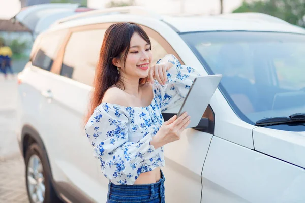 Akıllı telefon kullanan kadın taksi şoförü