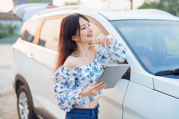 Akıllı telefon kullanan kadın taksi şoförü