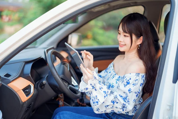 Akıllı telefon kullanan kadın taksi şoförü