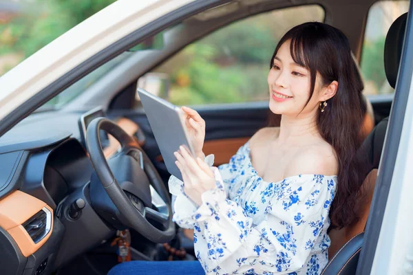 Akıllı telefon kullanan kadın taksi şoförü