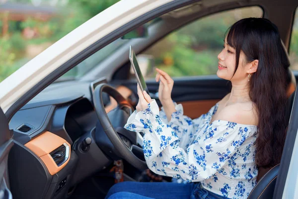 Akıllı telefon kullanan kadın taksi şoförü