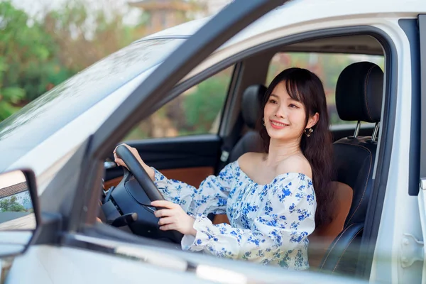 Akıllı telefon kullanan kadın taksi şoförü