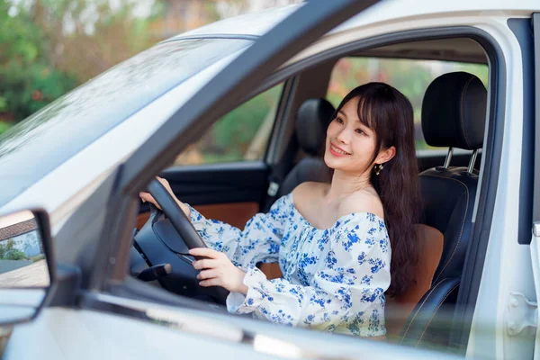 Akıllı telefon kullanan kadın taksi şoförü