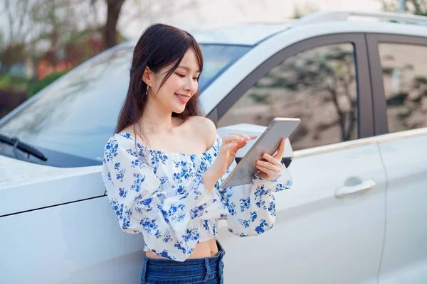 Akıllı telefon kullanan kadın taksi şoförü