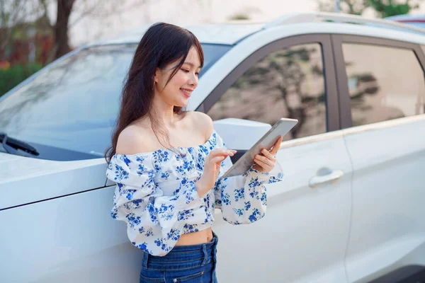 Akıllı telefon kullanan kadın taksi şoförü