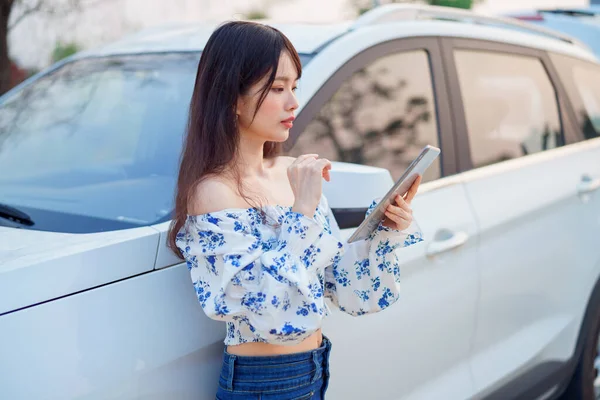 Akıllı telefon kullanan kadın taksi şoförü