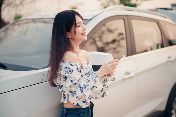 Akıllı telefon kullanan kadın taksi şoförü