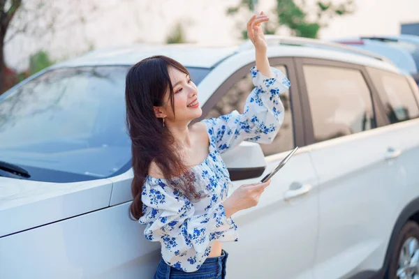 Akıllı telefon kullanan kadın taksi şoförü