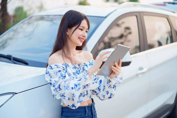 Akıllı telefon kullanan kadın taksi şoförü