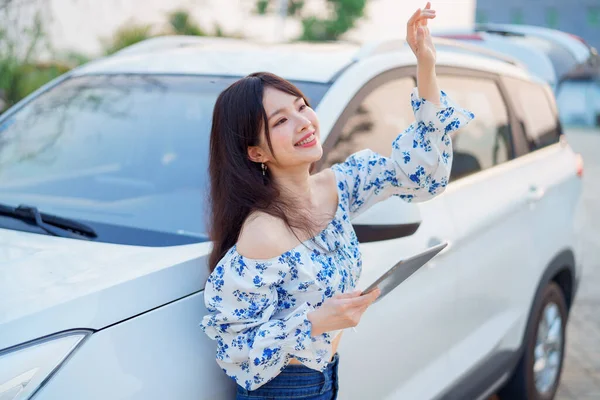 Akıllı telefon kullanan kadın taksi şoförü