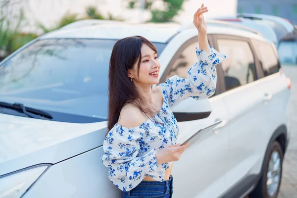 Akıllı telefon kullanan kadın taksi şoförü