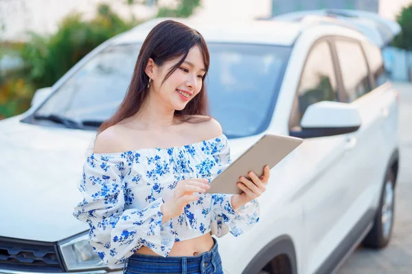 Akıllı telefon kullanan kadın taksi şoförü