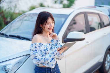Akıllı telefon kullanan kadın taksi şoförü