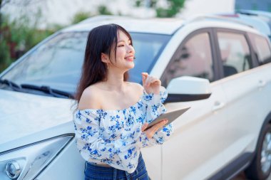 Akıllı telefon kullanan kadın taksi şoförü