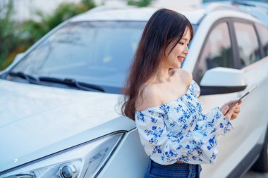 Akıllı telefon kullanan kadın taksi şoförü