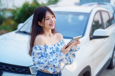 Akıllı telefon kullanan kadın taksi şoförü