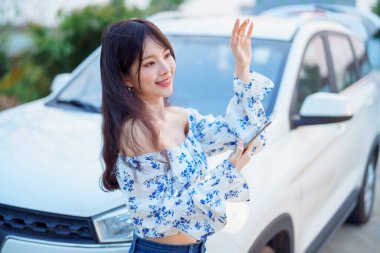 Akıllı telefon kullanan kadın taksi şoförü