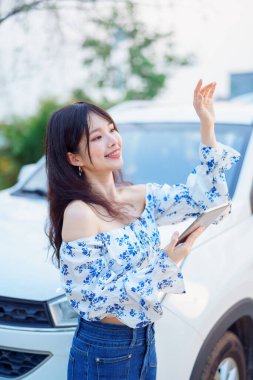 Akıllı telefon kullanan kadın taksi şoförü