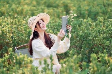 Kızlar parkta tablet bilgisayar kullanırlar