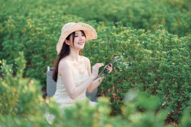 Kızlar parkta tablet bilgisayar kullanırlar