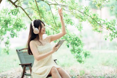 Kızlar parkta tablet bilgisayar kullanırlar