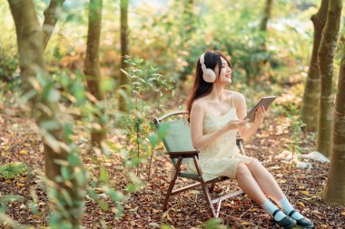 Kızlar parkta tablet bilgisayar kullanırlar