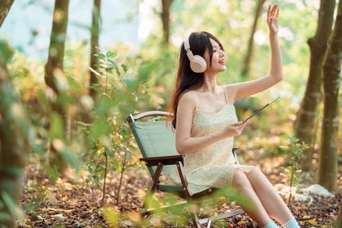 Kızlar parkta tablet bilgisayar kullanırlar