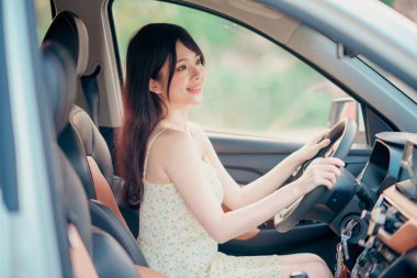Arabadaki kadın sürücüler, otomatik sürüş konsepti.