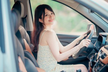 Arabadaki kadın sürücüler, otomatik sürüş konsepti.