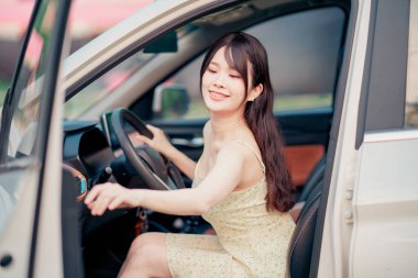 Arabadaki kadın sürücüler, otomatik sürüş konsepti.