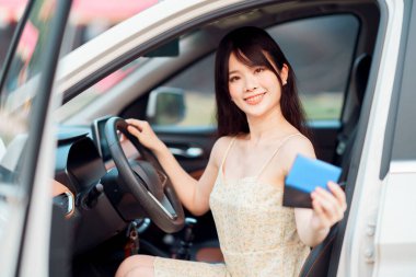 Arabadaki kadın sürücüler, otomatik sürüş konsepti.