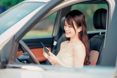 Arabadaki kadın sürücüler, otomatik sürüş konsepti.