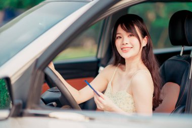 Arabadaki kadın sürücüler, otomatik sürüş konsepti.