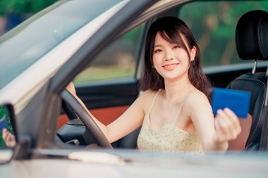 Arabadaki kadın sürücüler, otomatik sürüş konsepti.